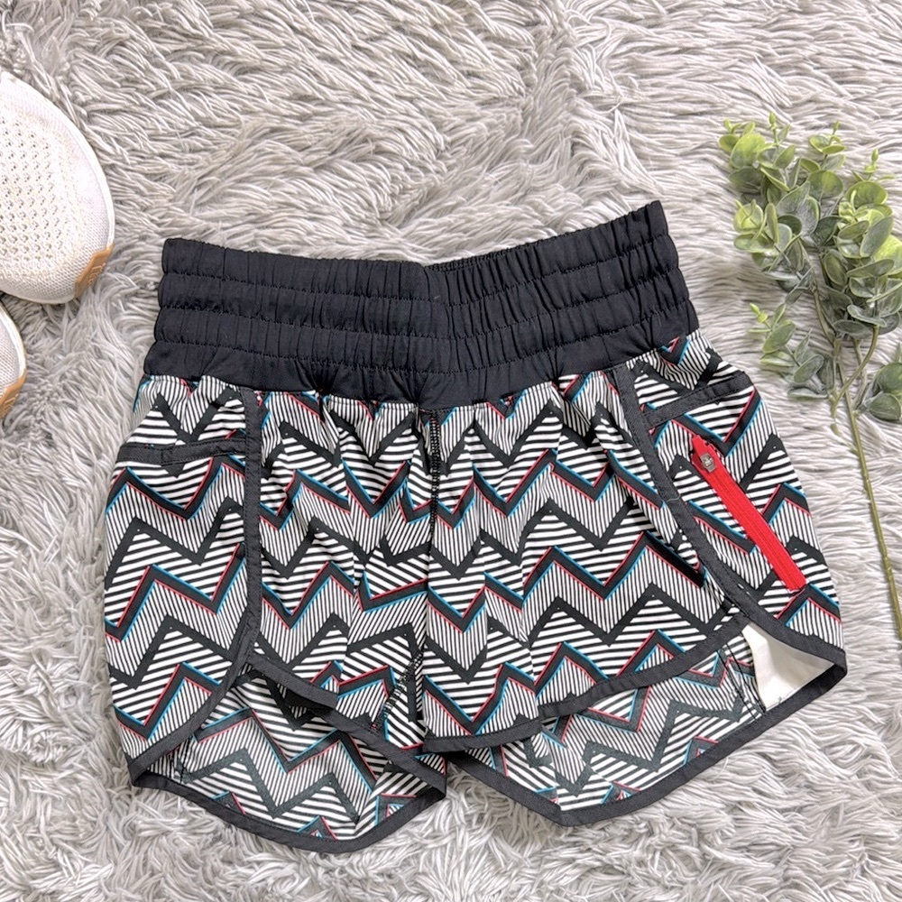 Lululemon Tracker Short II 3D multi chevron seawheeze limited 2014